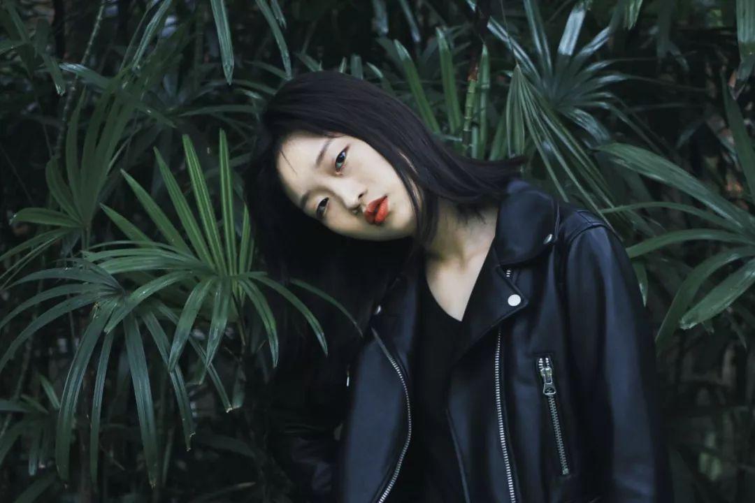 逃离废弃的卡车场