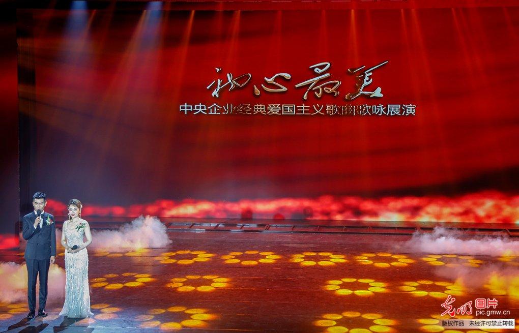 云南一公园里白狮子腿部溃烂 知情人:被同笼舍动物抓伤,已药物处理
