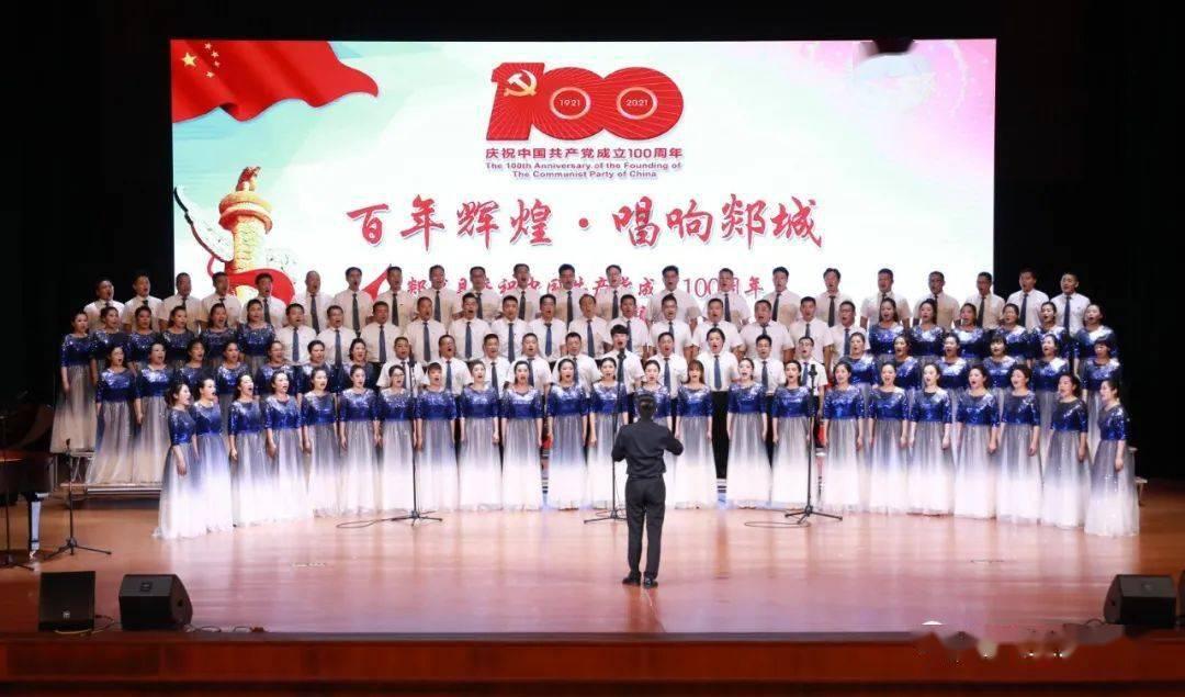 蓝色运动T恤配牛仔短裤，展现成熟的女性魅力，青春时髦两不误，你喜欢吗？