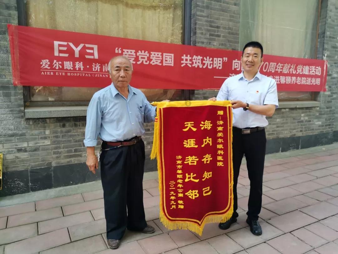他毕业黄埔军校却一生无为,生了个女儿成了歌星,如今人人皆知