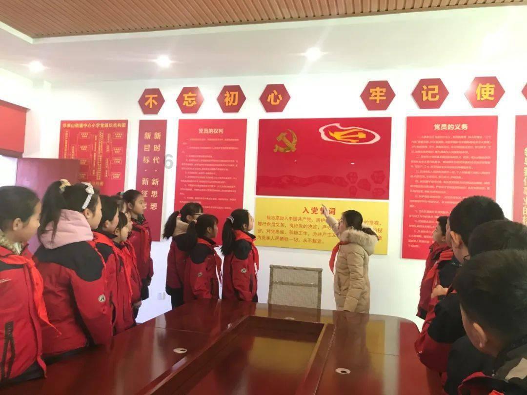 踏雪登山赏美景,不料被困半山腰,民警迅速展开救援